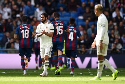 Isco anima a los compañeros tras el primer gol marcado por el Levante en el estadio Santiago Bernabéu.