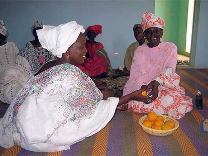 Seck Hapsatou, a la izquierda, con otras mujeres del Nissa Banque, en M&#39;Bagne, en Mauritania.