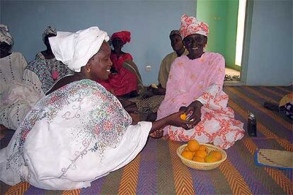 Seck Hapsatou, a la izquierda, con otras mujeres del Nissa Banque, en M&#39;Bagne, en Mauritania.