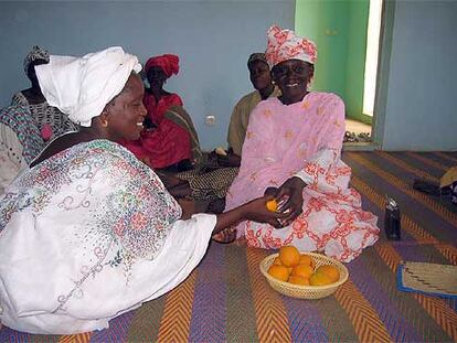 Seck Hapsatou, a la izquierda, con otras mujeres del Nissa Banque, en M'Bagne, en Mauritania.