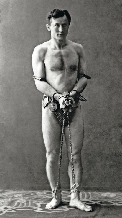 Harry Houdini (1874-1926), uno de los más célebres ilusionistas de todos los tiempos, en una imagen de principios del siglo XX.