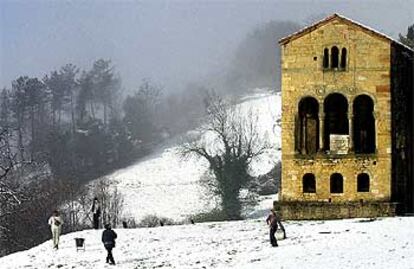 La iglesia prerrománica de Santa María del Naranco, en Asturias, cubierta ayer por un manto de nieve.