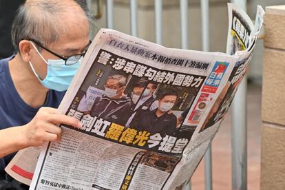 Un hombre lee un ejemplar del 'Apple Daily' en Hong Kong, el pasado sábado.