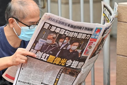 Un hombre lee un ejemplar del 'Apple Daily' en Hong Kong, el pasado sábado.