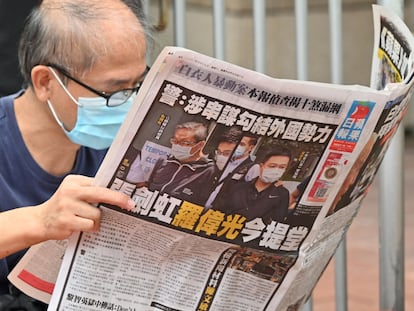 Un hombre lee un ejemplar del 'Apple Daily' en Hong Kong, el pasado sábado.