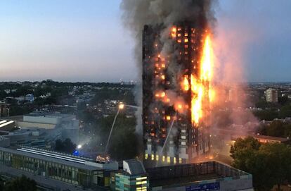 Humo y llamas en la Grenfell Tower, un edificio de 27 plantas en el oeste de Londres.