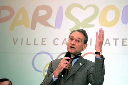 El alcalde de París, Bertrand Delanoë, durante la conferencia de prensa que ofreció ayer.