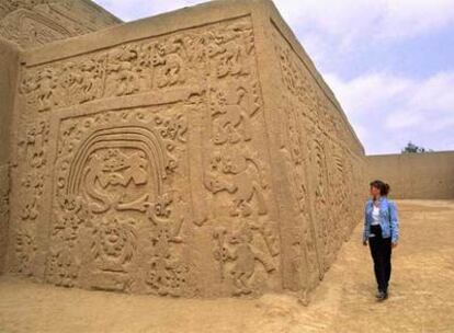 Cerca de Trujillo, la huaca del Arco Iris, con forma piramidal, es una de las ruinas de adobe mejor conservadas gracias a que permaneció enterrada hasta 1960.