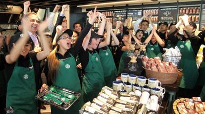Empleados de la primera tienda de Starbucks en Colombia en la inauguración.
