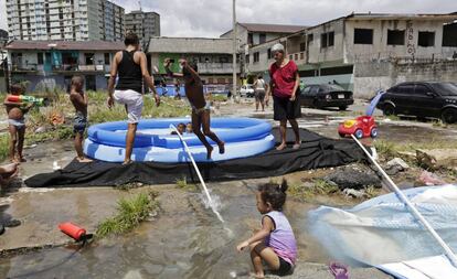 Un grupo de niños chapotea en una piscina hinchable en Ciudad de Panamá.