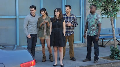 Zooey Deschanel en New Girl

La creadora de la serie Liz Meriwether contó a The Hollywood Reporter que por muchas vueltas que le dieron al final optaron por métodos tradicionales como poner plantas grandes en la escena y sentarla en todos los planos que podían. Cuando estos trucos ya no funcionaban los guionistas se inventaron un pequeño accidente que dejaba a la actriz en cama tapándole la barriga con una manta.

 

 