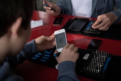 Tiberio, quien a sus 17 años cursa el último año de secundaria, realizó el año pasado tutorías para ayudar a realizar sus tareas a estudiantes de colegios públicos que le contaron sobre sus dificultades para acceder a clases remotas.