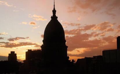 Vista del atardecer tras el edificio del Congreso en Buenos Aires 