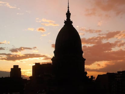 Vista del atardecer tras el edificio del Congreso en Buenos Aires 