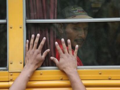 El presidente amenaza con enviar el Ejército a cerrar la frontera y con torpedear el acuerdo comercial si no se detiene a la caravana de buscadores de asilo centromaericanos