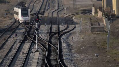 Un tramo del tren extremeño a su paso por Badajoz.