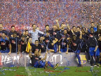 La plantilla del Bar&ccedil;a B celebra el ascenso en el Miniestadi.