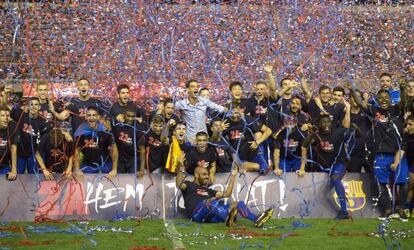 La plantilla del Bar&ccedil;a B celebra el ascenso en el Miniestadi.