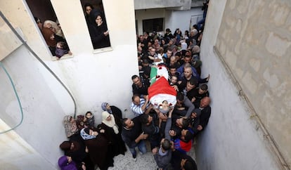 Varias mujeres palestinas lloran mientras observan el cuerpo sin vida de Laith Manasrah, de 21 años de edad, durante su funeral en el campo de refugiados de Qalandia, cerca de la ciudad cisjordana de Ramala (Palestina).