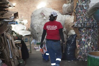 El colectivo reciclador latinoamericano se encuentra en alerta ante la amenaza de que operadores privados entren en el negocio al ver ahora la posibilidad de un suculento lucro. Tras las penurias que pasaron, el duro camino recorrido y algunas conquistas logradas, quieren que se garantice que en el futuro el reciclaje lo seguirán realizando ellos. Su lema de lucha es: "Reciclaje sin recicladores es basura".