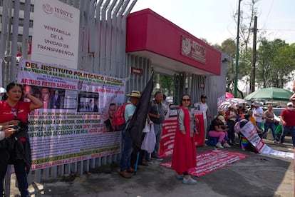 Docentes de la CNTE realizan un bloqueo a las afueras de las oficinas de Pensiones del ISSSTE, este martes en Ciudad de México.