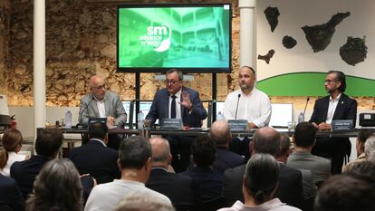 De izquierda a derecha, en la presentación del Parque Tecnológico de Energía Solar de Gran Canaria: el presidente del Cabildo de Gran Canaria, Antonio Morales, el CEO y fundador de la empresa SM Energy Advance, Santiago Marrero, el consejero de Transición Energética del Gobierno de Canarias, José Antonio Valbuena, y el tercer teniente de alcalde de San Bartolomé de Tirajana, Antonio Felipe Pérez