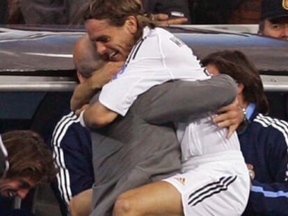 Woodgate se abraza al doctor Alfonso del Corral tras marcar su gol.