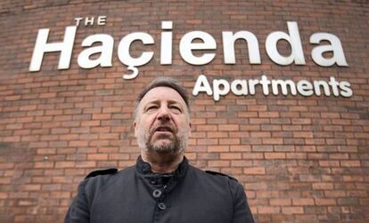 Peter Hook, ante el edificio de The Haçienda, ahora dedicado a pisos de lujo.