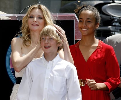 Michelle Pfeiffer adoptó junto a su esposo, David E. Kelley, a Claudia Rose Pfeiffer en 1993. Un año más tarde nació el hijo biológico de la pareja, John Henry Kelley.