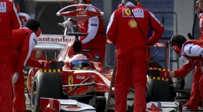 El español prueba su Ferrari en el circuito de Jerez.