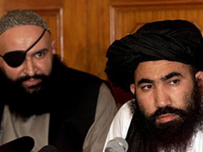 El embajador del régimen talibán en Pakistán, Abdul Salam Zaeef (derecha), durante la rueda de prensa en la que ha admitido que Bin Laden se encuentra en Afganistán.