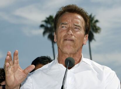 La casa natal del gobernador de California, Arnold Schwarzenegger, en la localidad de Thal, al sur de Austria, ha sido puesto a la venta y sus propietarios actuales, una pareja austríaca, piden al menos
450.000 euros por ella. "Ofrecemos la casa a nivel internacional y regional", ha dicho Nikolaus Lallitsch, uno de los agentes inmobiliarios, destacando, eso sí, que en el edificio no hay ningún tipo de recuerdos del célebre protagonista de <i>Terminator</i>, que emigró a Estados Unidos a finales de los años sesenta. De lo que sí podrá disfrutar el comprador es de una espléndida vista sobre los Alpes austríacos desde la habitación donde Schwarzenegger nació en 30 de julio de 1947.