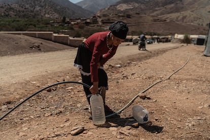 Samira, vecina de Tifni de 17 años, asegura que las autoridades locales están presionando a las familias asentadas en un terreno visible desde la carretera de Talaat N'Yakoub para que se vayan, ya que su presencia perjudica a la imagen turística. “Nos cortaron el agua”, explica, señalando que esta medida busca forzarlos a abandonar el lugar. Aunque precario, el terreno es el único refugio disponible tras la destrucción de su pueblo por el terremoto.