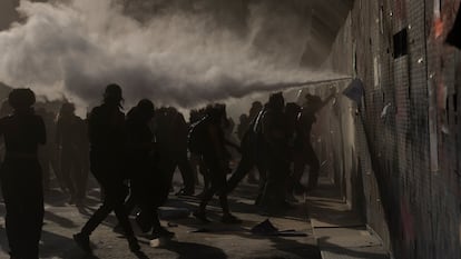 Mujeres frente al cerco policiaco de Palacio Nacional, el 8 de marzo de 2022.