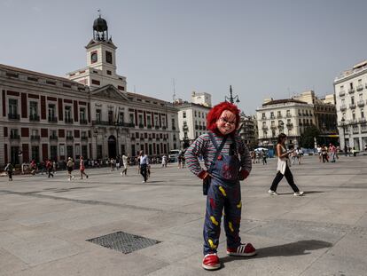 Carlos enfundado en su traje de Chucky, en la Puerta del Sol este miércoles.