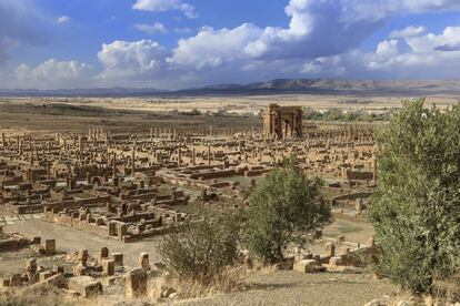 Por su situación en un país poco visitado por el turismo internacional, las ruinas de Timgad son menos conocidas por los viajeros, incluso por los que se interesan especialmente por el Mundo Antiguo. Pero merecen la pena. Es la más impresionante de todas las colonias romanas del Norte de África, un conjunto extensísimo en el que se pueden distiguir cuarteles, termas, capillas y columnatas. El momento de máximo esplendor de esta colonia militar de Roma fundada por el emperador Trajano fueron los siglos II y III, aunque luego albergó también un fuerte bizantino. Es un claro ejemplo del urbanismo romano, con su plano ortogonal cruzado por el 'cardus' y el 'decumano', en el que destaca el arco de Trajano (en la foto), todavía en pie en medio del conjunto. Timgad está en los montes Aurés y la ciudad de acceso es Batna.