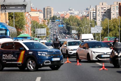 Agentes de Policía Nacional durante un control en la carretera A-5, en Madrid el pasado viernes.