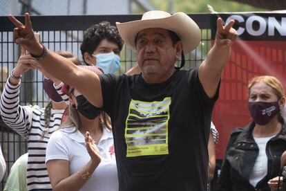 Félix Salgado Macedonio en plantón afuera del INE