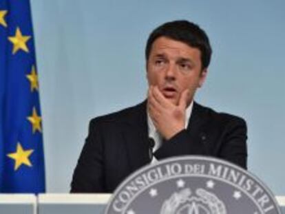 El primer ministro italiano, Matteo Renzi, gesticula durante una rueda de prensa que ofreci&oacute; en el Palacio Chigi, en Roma (Italia) 