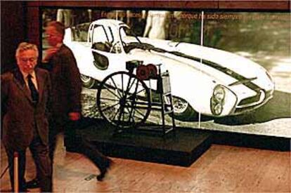 Un Pegaso deportivo junto a un carro de afilador, la paradójica imagen con la que se abre la exposición.
