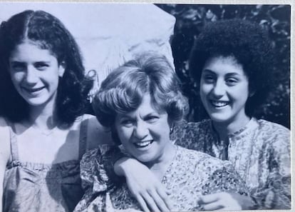 Claudia Sheinbaum con su abuela y su hermana, en su juventud.