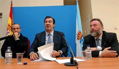 Álvarez-Cascos, ayer, en A Coruña, acompañado por el delegado del Gobierno, Fernández de Mesa, a la izquierda, y el consejero de Pesca, López Veiga.