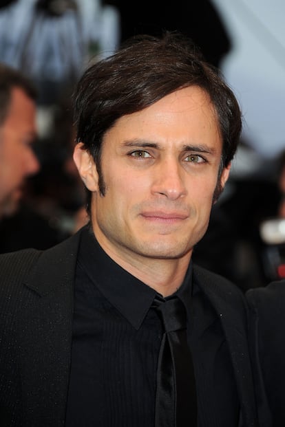 El guapo mexicano Gael García Bernal con traje y corbata negros.