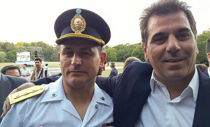 Oscar Alvarenga junto al ministro de Seguridad de la provincia de Buenos Aires, Cristian Ritondo.