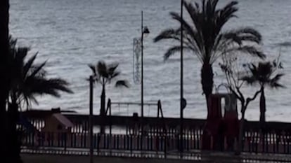 El momento en el que una manga marina toca tierra en Mazarrón provocando daños materiales en el mobiliario urbano