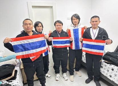 Una foto proporcionada por el Ministerio de Relaciones Exteriores de Tailandia muestra a los rehenes tailandeses (de izquierda a derecha): Surasak Rumnao, Sathian Suwannakham, Bannawat Saethao, Watchara Sriaoun y Pongsak Thaenna sosteniendo banderas nacionales tailandesas después de cruzar de Gaza a Israel tras su liberación.