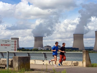 Central nuclear en Cattenom, junto al río Mosela, Francia.