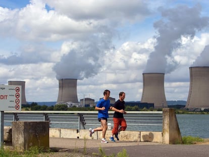 Central nuclear en Cattenom, junto al río Mosela, Francia.