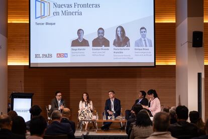 Esteban Miranda, Martha Hortencia, Enrique Bravo, Diego Alarcón y María Piedad Vergara, en el Foro Nuevas Fronteras en Minería.