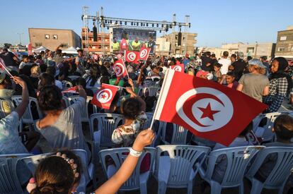 Tunisianos torcem por sua seleção antes do jogo contra o Panamá em O-Mellassine (Tunísia), no dia 28 de junho de 2018.